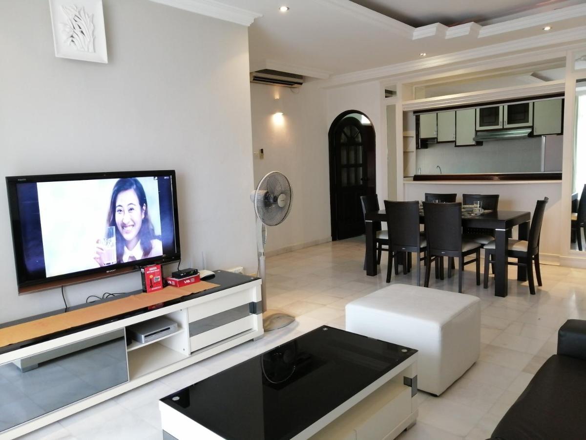Desa Pelangi Condo George Town Esterno foto